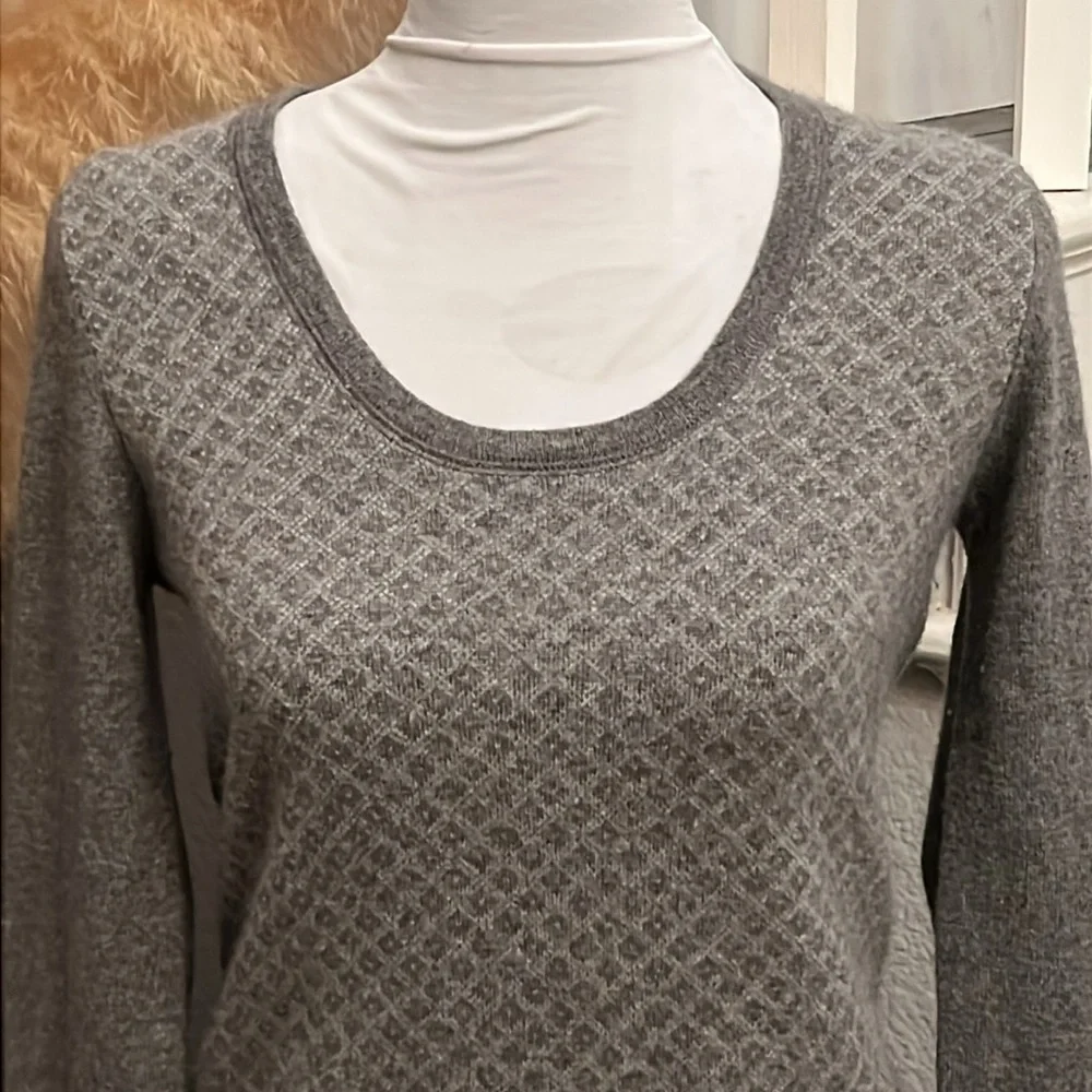Uniqlo 100% Cashmere Gray Knit Sweater Scoop Neck Long Sleeve Size XS